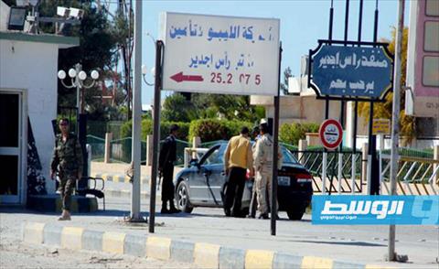 موقع تونسي: 300 مواطن ليبي عالقون بمعبر رأس إجدير مهددون بالجوع والعطش