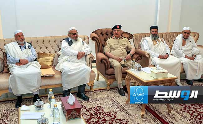 حفتر يشيد بالزنتان ويؤكد أهمية التشاور بين مكونات المجتمع الليبي