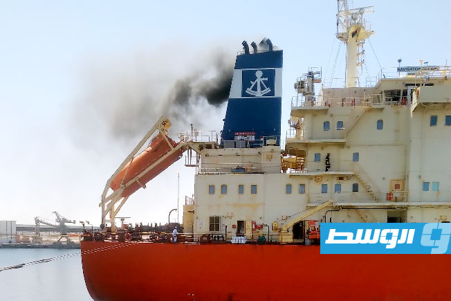 اندلاع حريق في سفينة بمنفذ البريقة البحري