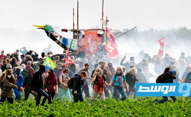 فرنسا: إصابة 100 شخص في صدامات عنيفة بين الدرك ومتظاهرين بيئيين