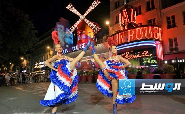 تدشين المراوح الجديدة في ملهى «مولان روج» الباريسي