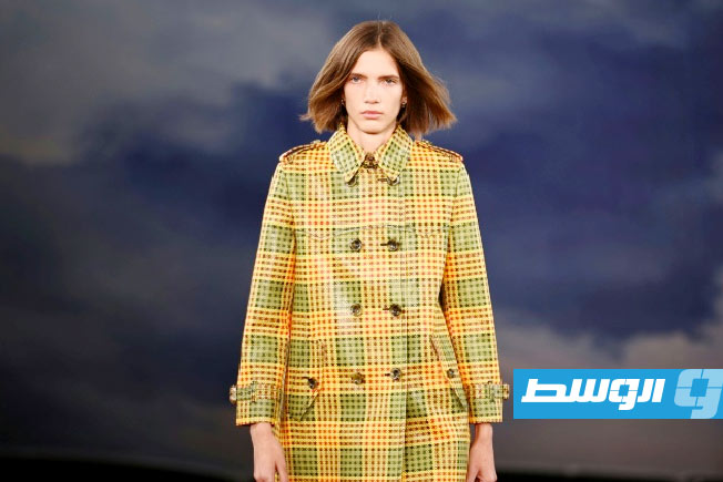 تشكيلة مهرجانية من «بوربوري» بتصاميم ضيقة وألوان نابضة