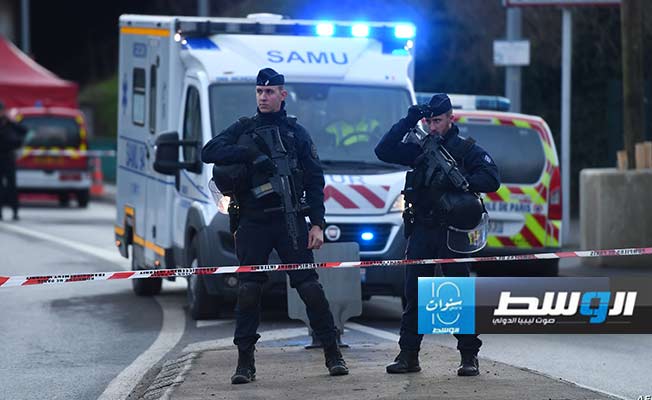 مقتل شخص وإصابة ستة في اقتحام سيارة لشرفة مقهى في باريس