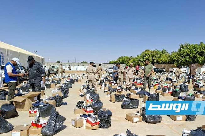 بالصور.. توزيع الدفعة الأولى من المواد الإغاثية على النازحين السودانيين في الكفرة