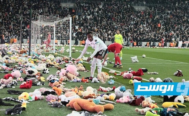 تركيا.. جماهير بشكتاش تلقي بالألعاب للأطفال المتضررين من الزلزال (فيديو)