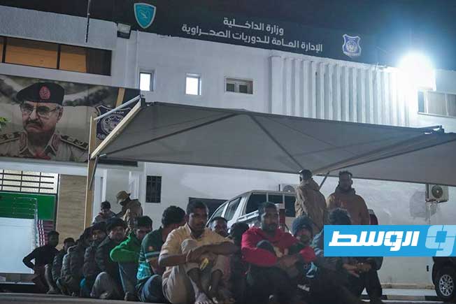 ضبط 40 مهاجرًا غير قانوني بمخزن سري في بنغازي