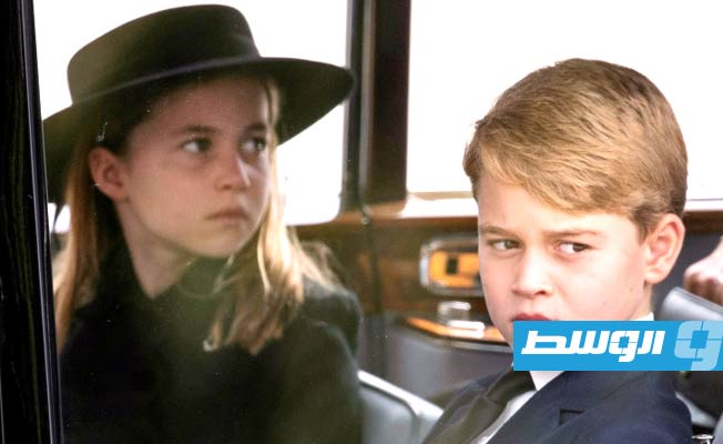 الأميران جورج وشارلوت يسيران خلف نعش الملكة إليزابيث الثانية