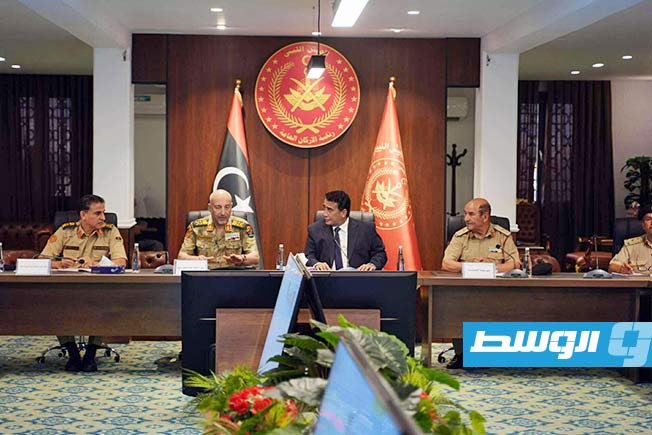 المنفي يعقد اجتماعًا عسكريًا موسعًا لمتابعة الأوضاع الأمنية في طرابلس