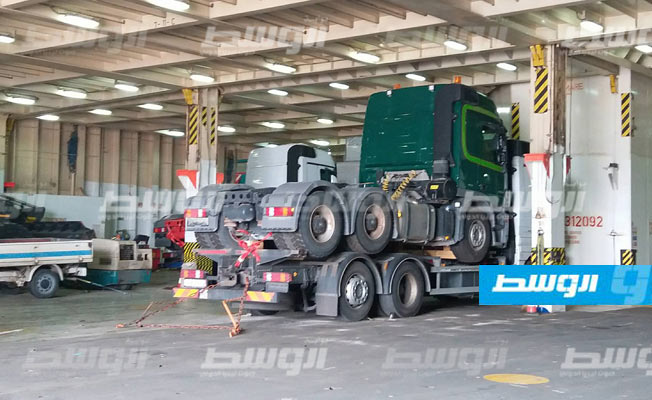 وصول باخرة تحمل 774 سيارة مستعملة إلى ميناء البريقة البحري
