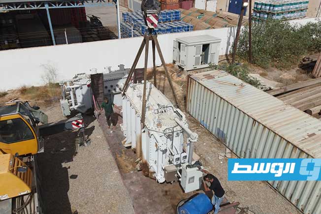 شركة الكهرباء تدعم محطة بنينا الملعب في بنغازي بمحولين جديدين