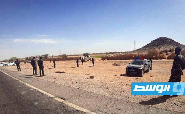 قوة من إنفاذ القانون تفتح الطريق الزراعي تمنهنت في سبها