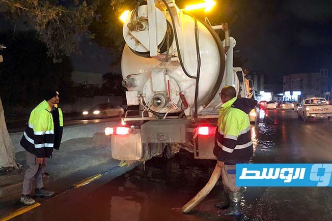 عمليات مكثفة لشفط مياه الأمطار غرب ليبيا (صور)