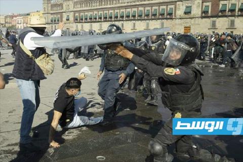 مزارعون مكسيكيون يغلقون جسرا حدوديا مع الولايات المتحدة