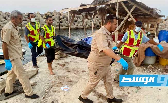 صور: انتشال جثة مهاجر أفريقي من مياه تاجوراء