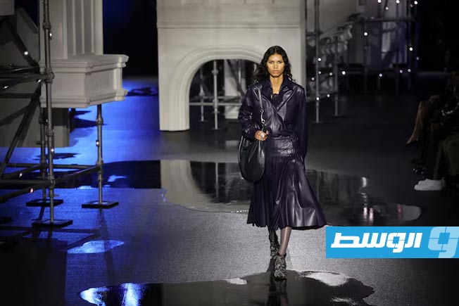 أجواء ليلة لندنية ممطرة في عرض أزياء «بربري»