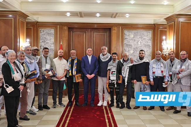 الدبيبة يكرم أعضاء السفينة «عمر المختار» بوسام الوطن