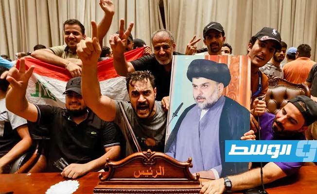 متظاهرون يقتحمون برلمان العراق.. الكاظمي يدعو للانسحاب فورا والصدر: «عودوا لمنازلكم فقد أرعبتم الفاسدين» (صور)