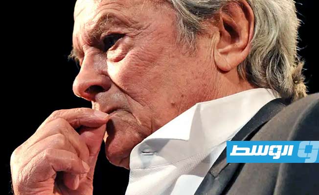 القضاء الفرنسي يفوض طبيباً لتقويم صحة آلان ديلون في خضم «حرب» أبنائه الثلاثة