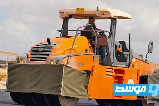 تمهيدًا لافتتاحه.. استمرار رصف مهبط مطار طرابلس الدولي
